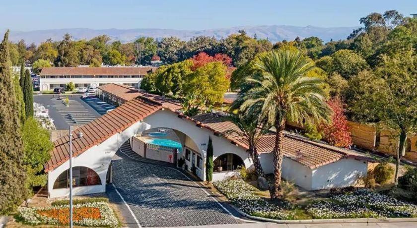 Super 8 By Wyndham San Jose Airport Motel Exterior photo